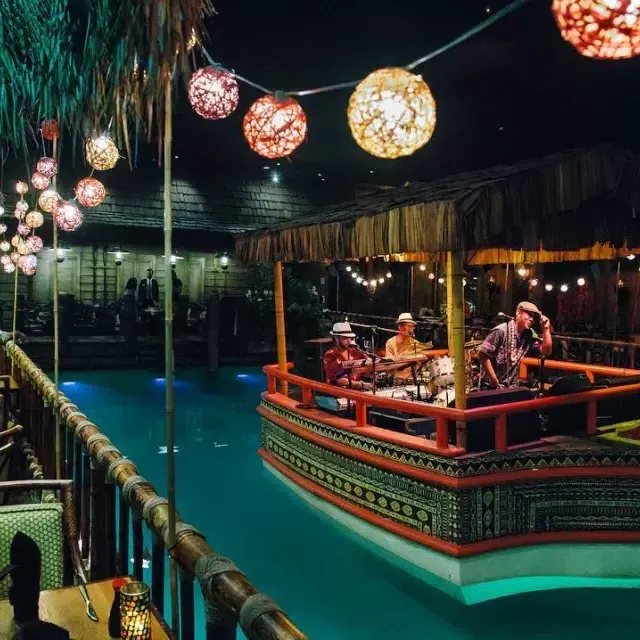 La banda de la casa toca en la laguna del mundialmente famoso Tonga Room del Hotel Fairmont de San Francisco.