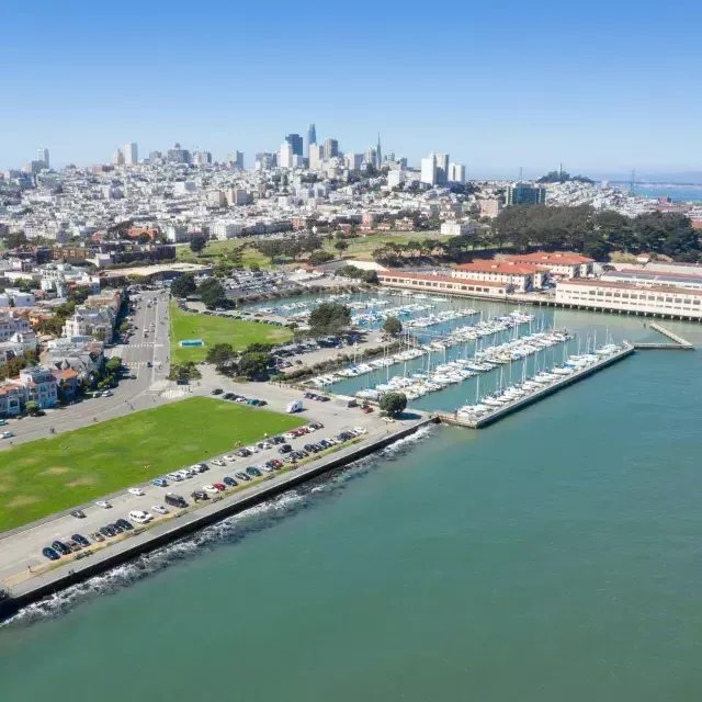 Aérea de Fort Mason con el horizonte de 贝博体彩app en la distancia.